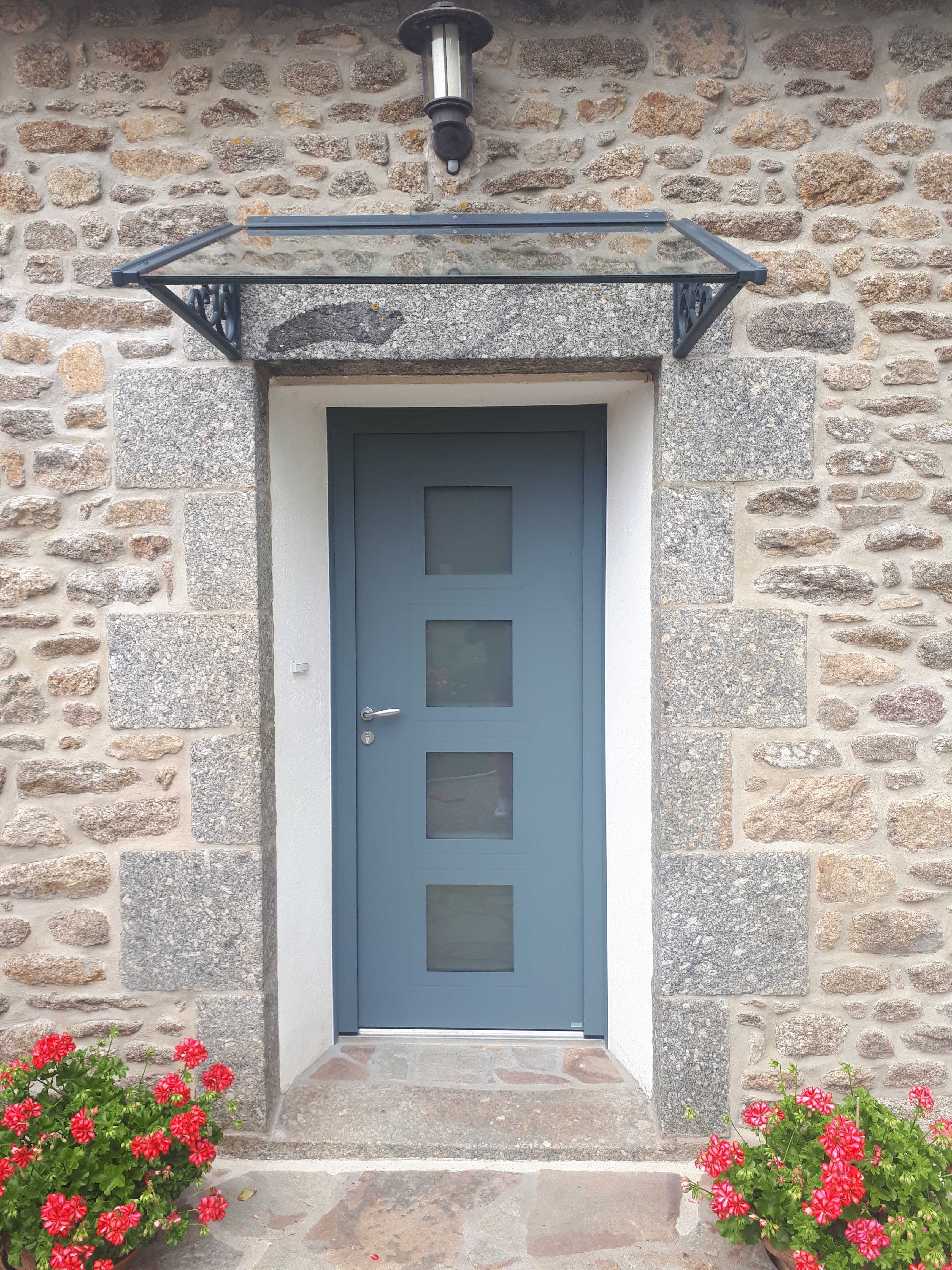 Porte d'entrée alu et marquise rétro pour maison en pierre Plémy (22)