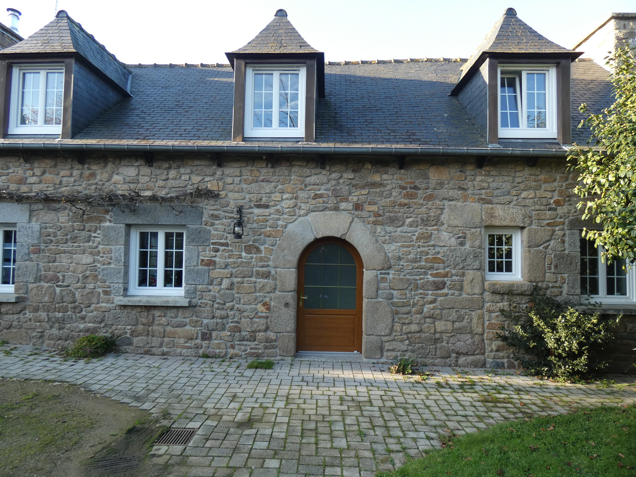 Porte d'entrée bois Castellane cintrée avec fixes en dormant plein cintre.