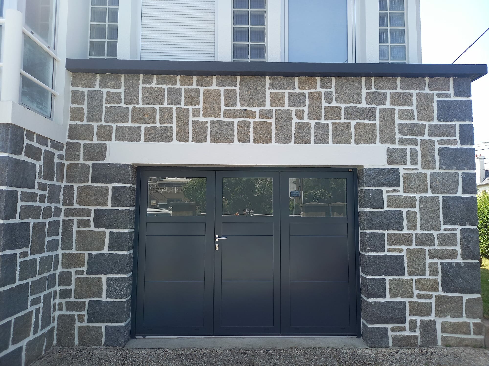 Porte de garage battante 3 vantaux avec portillon au centre - Praticité et  esthétisme